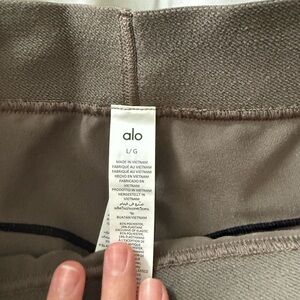 ALO Yoga Green Leggings with Black Accents